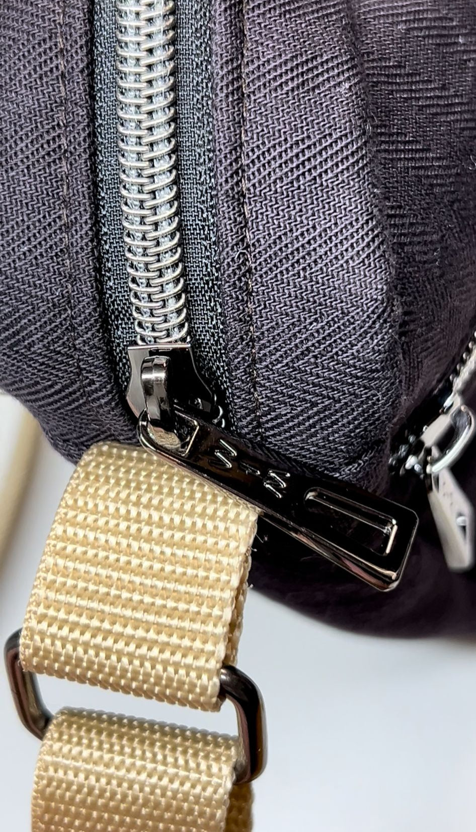 Detailansicht einer handgefertigten genähten Schultertasche