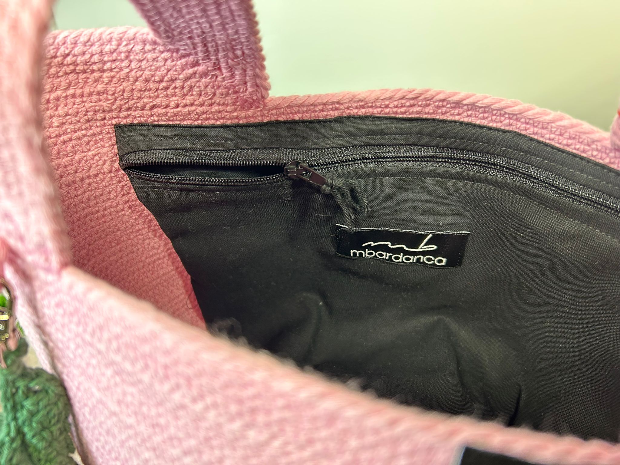 Jede Tasche wird in der Schweiz von Hand hergestellt und sorgfältig verarbeitet.