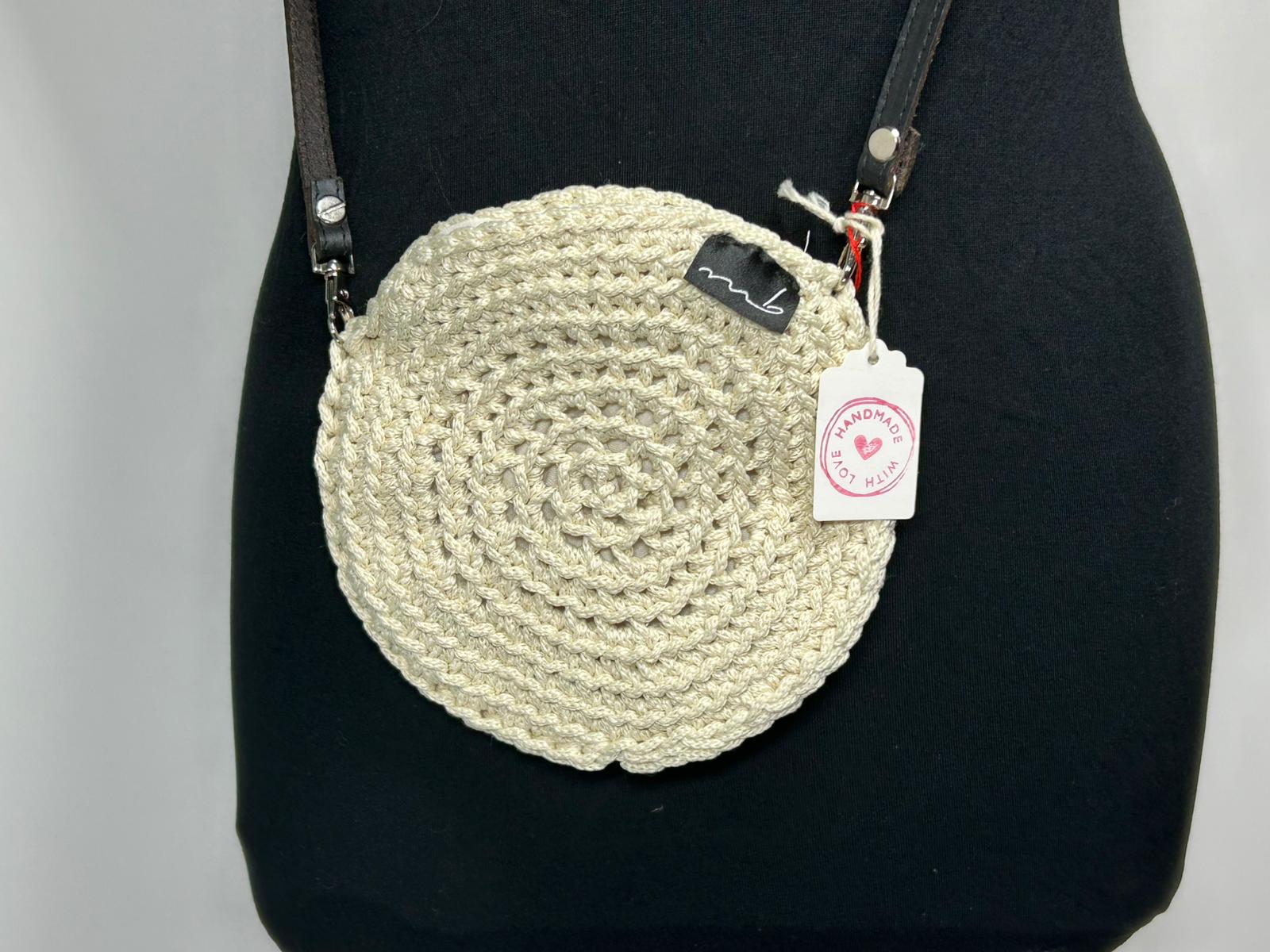 Schweizer Taschenmanufaktur mit Fokus auf Qualität und langlebige Materialien.