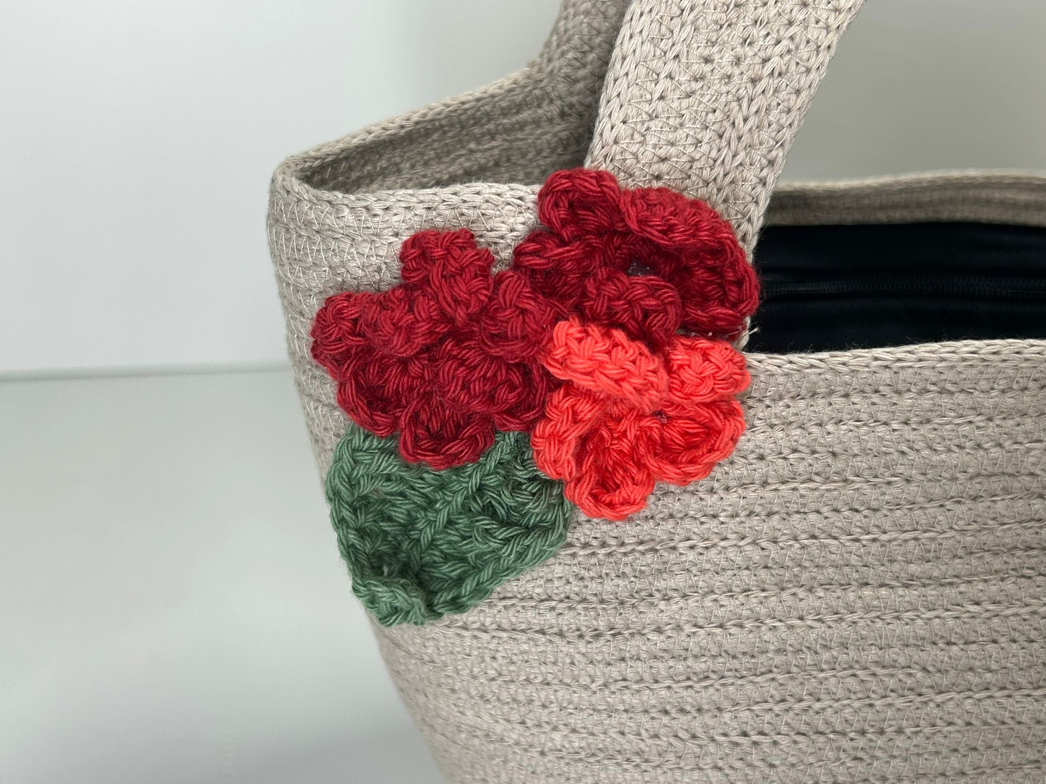 Exklusive Kordeltasche mit liebevoller Handarbeit