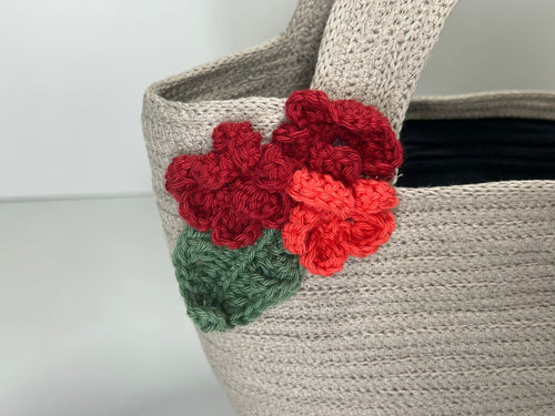 Exklusive Kordeltasche mit liebevoller Handarbeit
