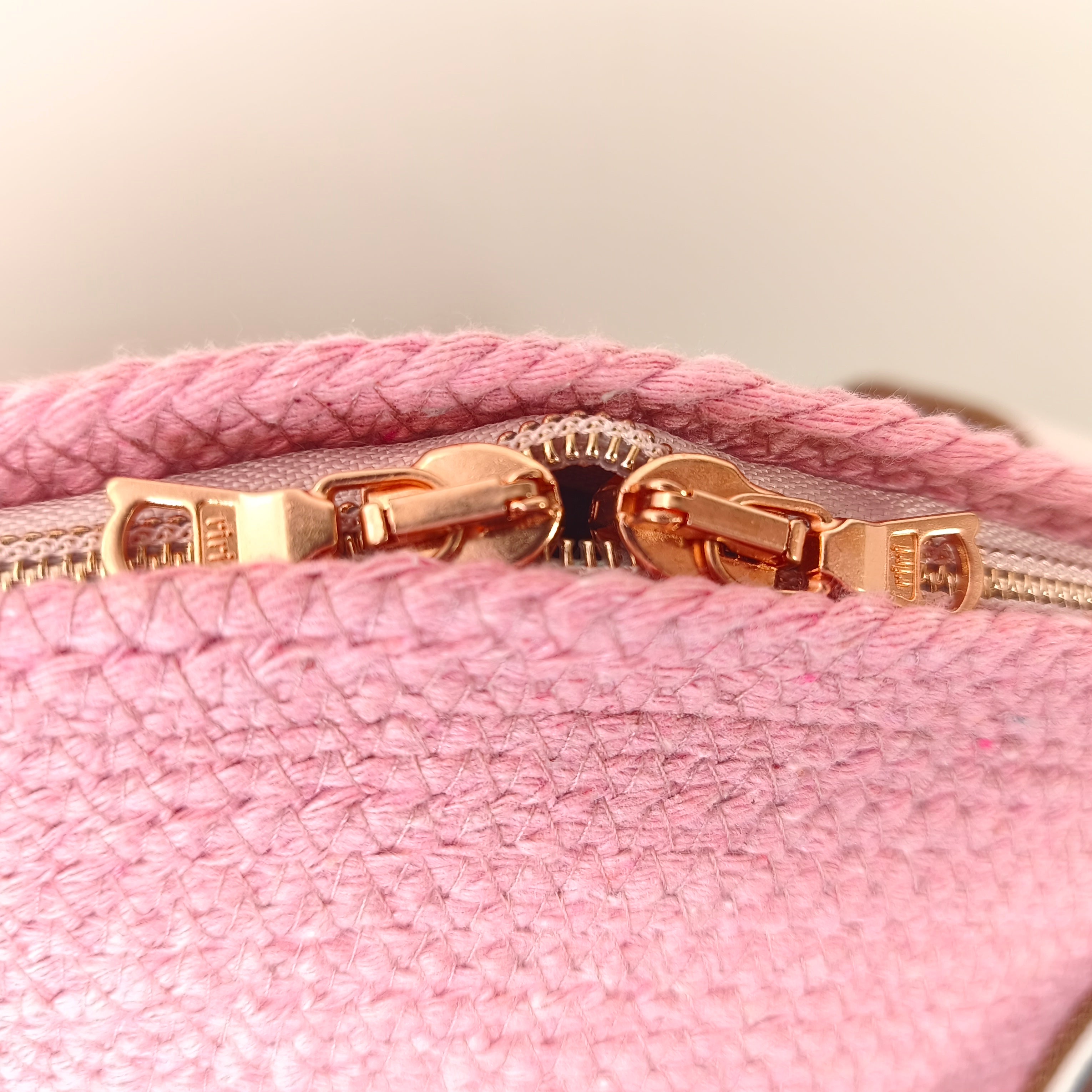 Handgefertigte Handtasche aus Kordeln - Unikat in Pink mit Bronze Akzente