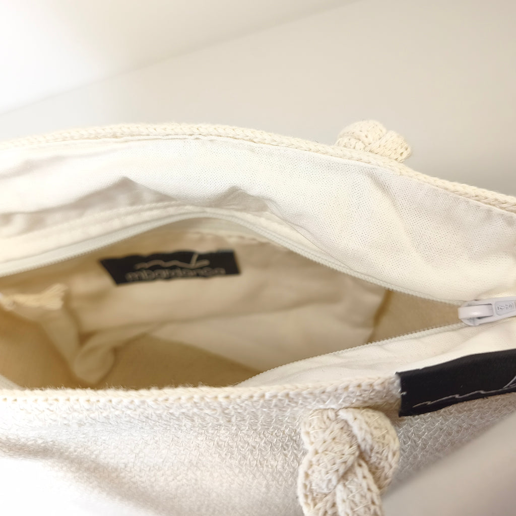 Handgefertigte Handtasche aus Kordeln - Unikat in weiss mit Zöpfen