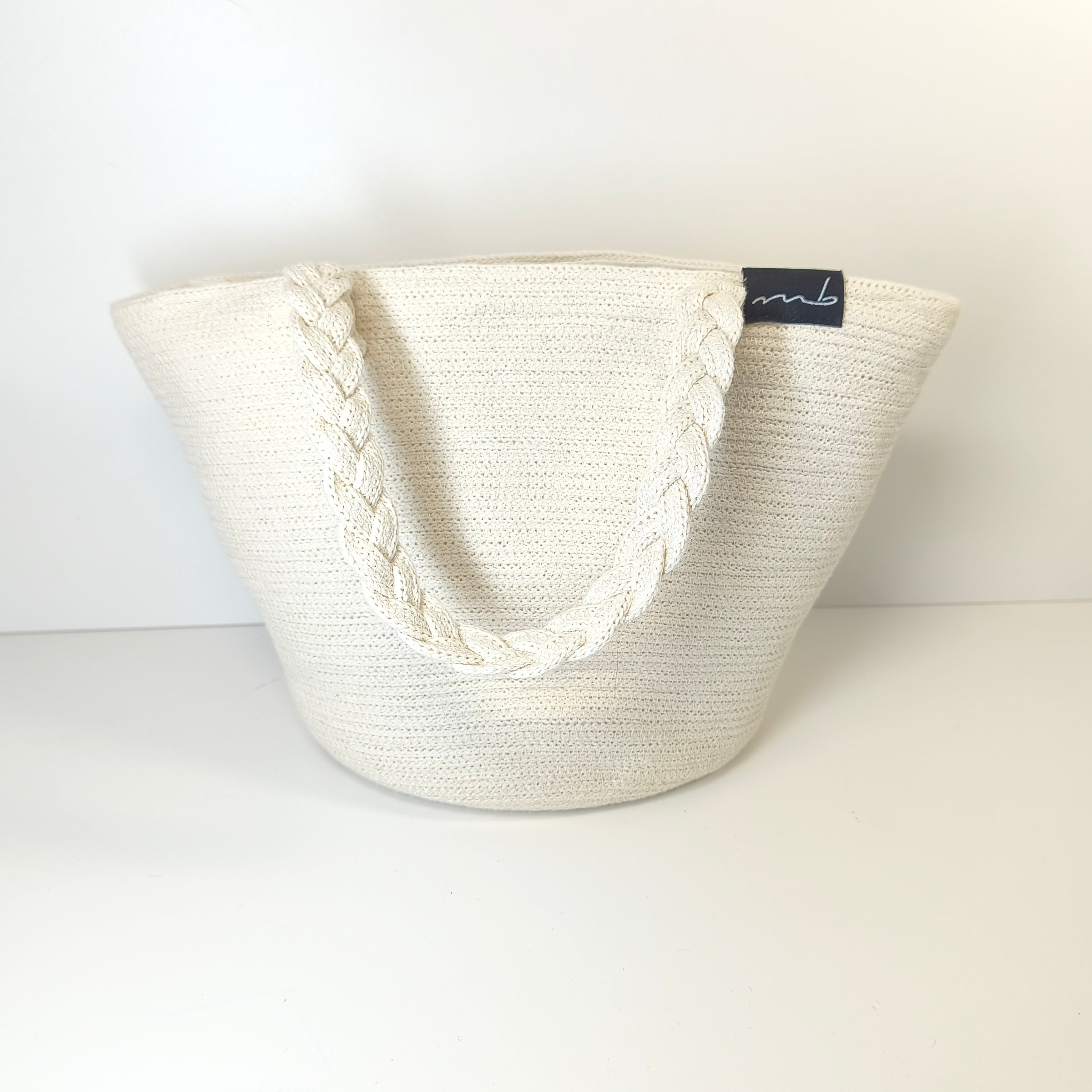 Handgefertigte Handtasche aus Kordeln - Unikat in weiss mit Zöpfen