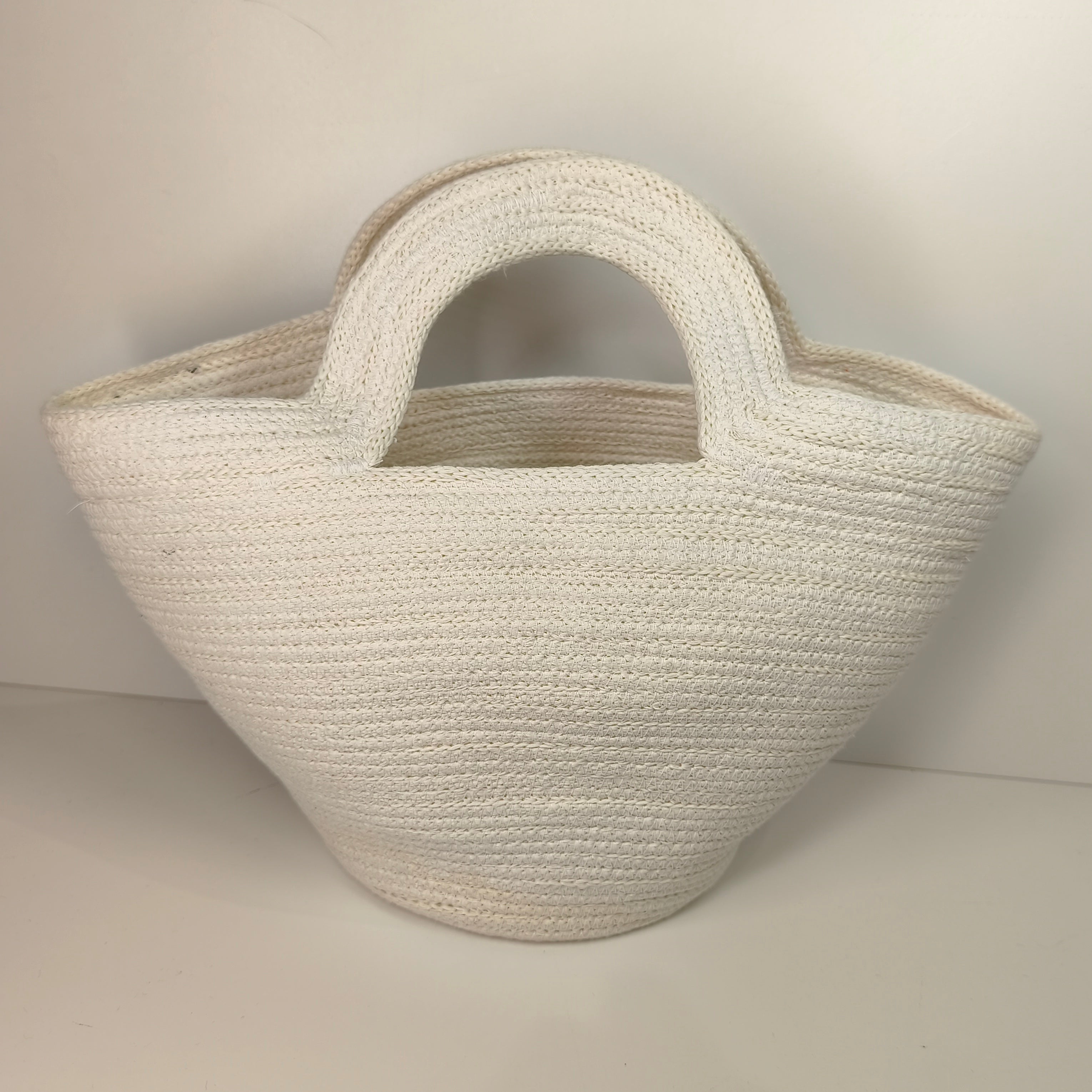 Handbag - Handgefertigt aus Kordeln - Unikat in weiss und mit Accessoir