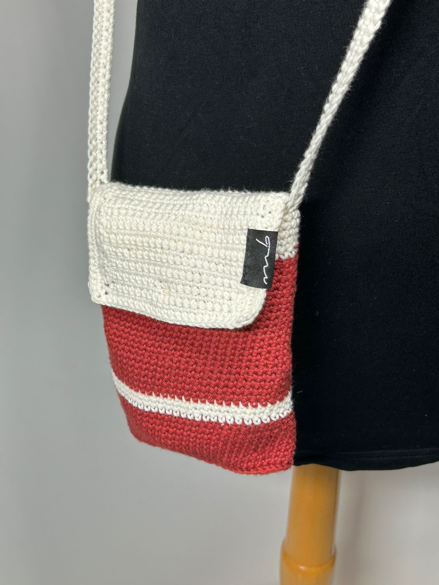 Handgemachte Damen-Schultertasche in Rot und Weiß
