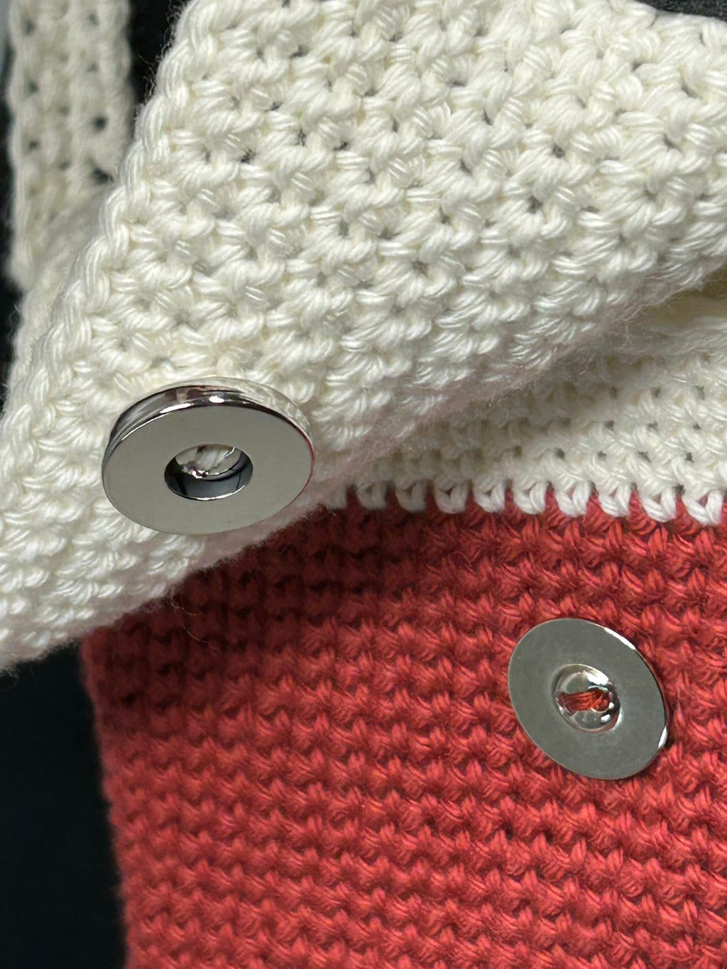 Handgemachte gestrickte Schultertasche mit rot-weißem Muster