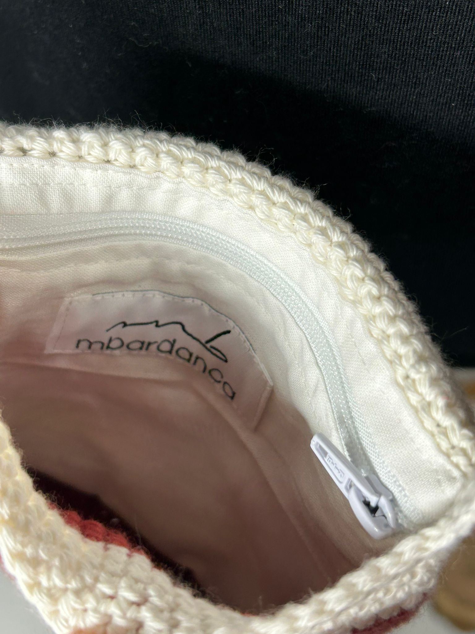 Einzigartige gestrickte Tasche zum Umhängen in Rot-Weiß